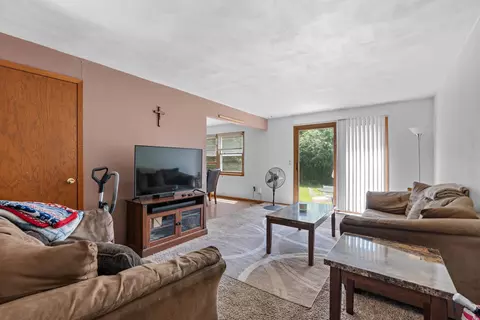 Living - 1633 W Weiland Ln, Appleton, WI 54914 photo 3 of 4