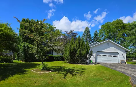 1430 Silverwood Ln, Neenah, WI 54956