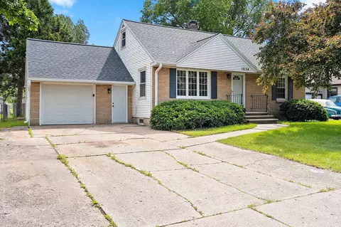 1634 Lilac Ln, Green Bay, WI 54302