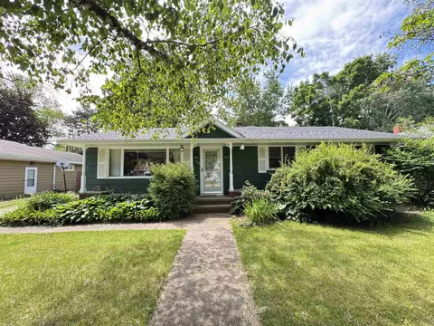 534 Demarest St, Waupaca, WI 54981