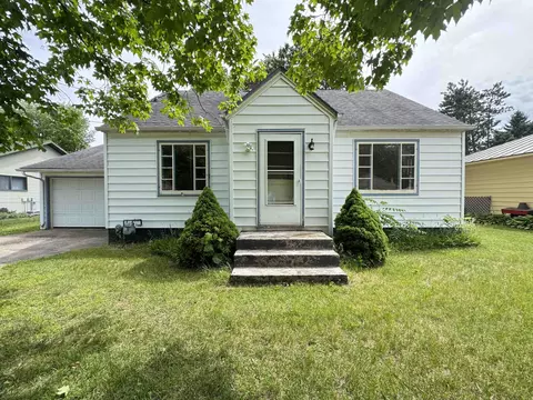 720 E Fulton St, Waupaca, WI 54981