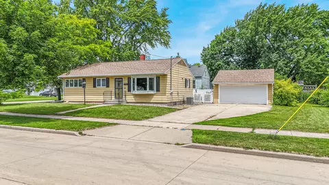 690 W 5th Ave, Oshkosh, WI 54902