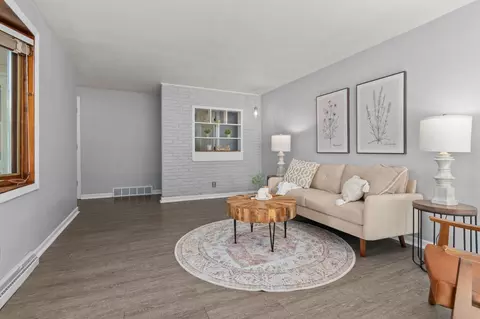 Living - 2213 N Bennett St, Appleton, WI 54914 photo 2 of 4