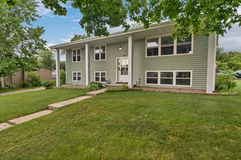 1593 Lindale Ln, Green Bay, WI 54313