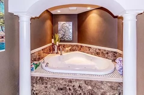 Bath - 4731 Westbrook Ct, Appleton, WI 54913 photo 9 of 12