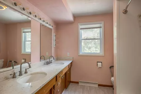 Bath - 2024 N Eugene St, Appleton, WI 54914 photo 6 of 7
