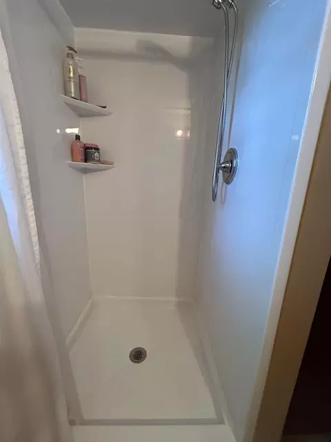Bath - 2024 N Eugene St, Appleton, WI 54914 photo 4 of 7