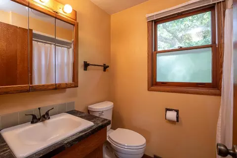 Bath - 2024 N Eugene St, Appleton, WI 54914 photo 5 of 7