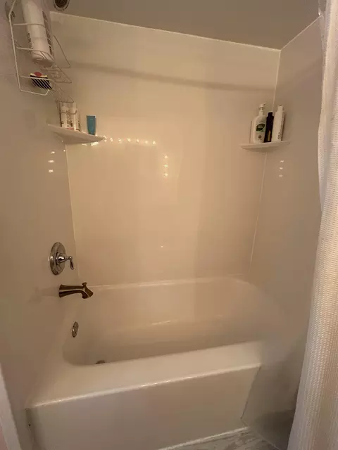 Bath - 2024 N Eugene St, Appleton, WI 54914 photo 7 of 7