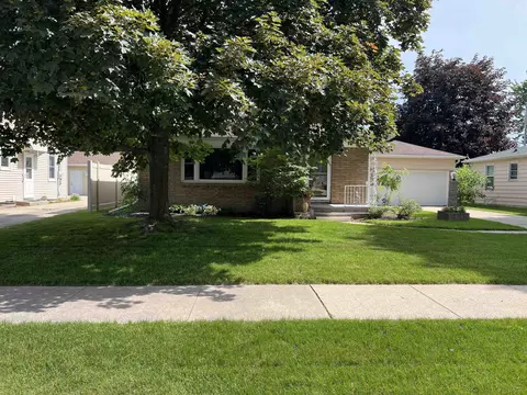 1673 Juniper Dr, Green Bay, WI 54302