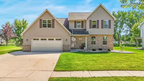 2014 Charles St, De Pere, WI 54115