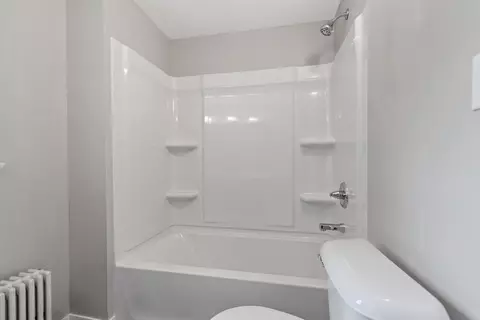 Bath - 308 E Glendale Ave, Appleton, WI 54911 photo 3 of 4