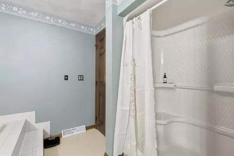 Bath - w2530 Brookhaven Drive, Appleton, WI 54915 photo 4 of 7
