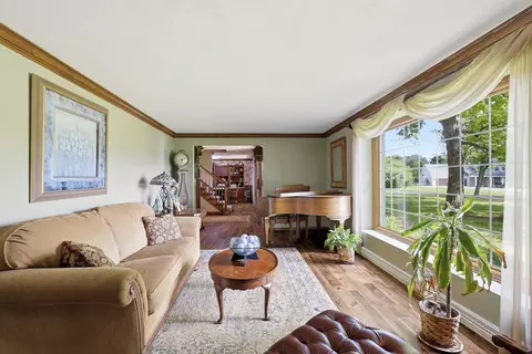Living - w2530 Brookhaven Drive, Appleton, WI 54915 photo 2 of 4