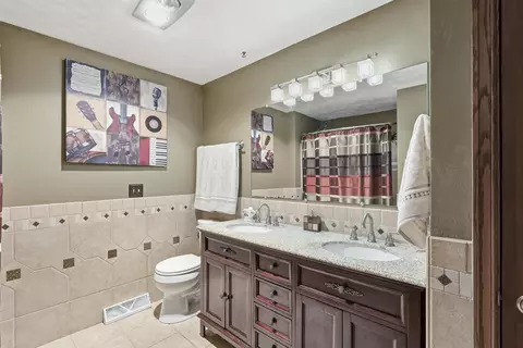 Bath - w2530 Brookhaven Drive, Appleton, WI 54915 photo 5 of 7