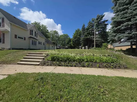 105 W 5th St, Kaukauna, WI 54130