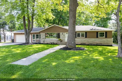 2674 Woodcrest Dr, Neenah, WI 54956