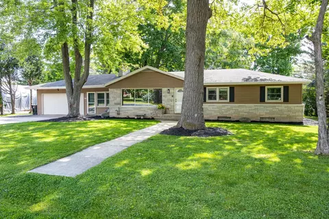 2674 Woodcrest Dr, Neenah, WI 54956