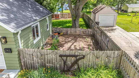 Exterior - 1416 N Kenilworth Ave, Appleton, WI 54911 photo 6 of 16