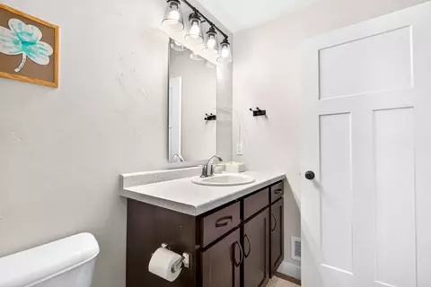 Bath - 3411 E Aquamarine Ave, Appleton, WI 54913 photo 2 of 4