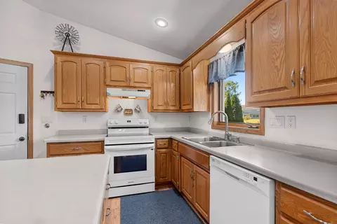Kitchen - n9443 Handel Drive, Appleton, WI 54915 photo 4 of 4
