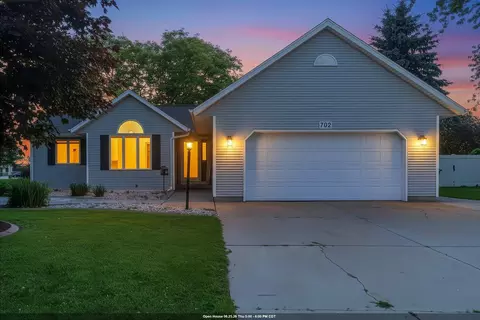 702 Carol Ln, Pulaski, WI 54162