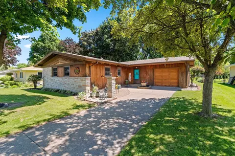 169 W 25th Ave, Oshkosh, WI 54902