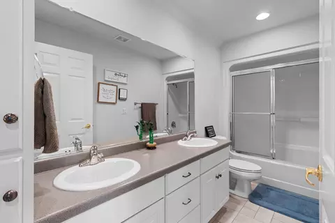 Bath - 421 E Sheffield Ln, Appleton, WI 54913 photo 4 of 5