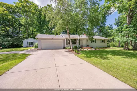 2734 Pioneer Dr, Green Bay, WI 54313