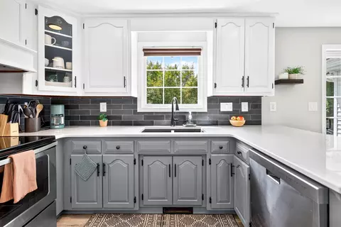 Kitchen - 27 Lamplighter Ct, Appleton, WI 54914 photo 3 of 5