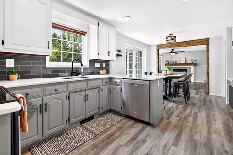 Kitchen - 27 Lamplighter Ct, Appleton, WI 54914 photo 4 of 5