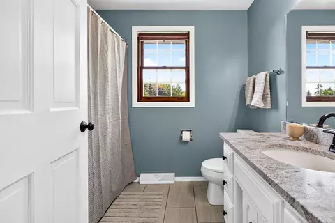 Bath - 27 Lamplighter Ct, Appleton, WI 54914 photo 3 of 6