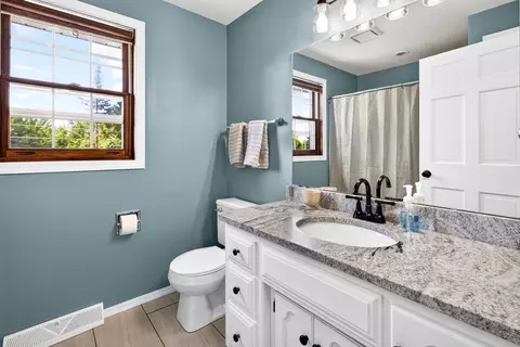 Bath - 27 Lamplighter Ct, Appleton, WI 54914 photo 4 of 6