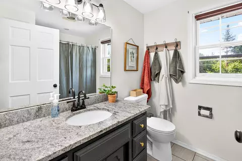 Bath - 27 Lamplighter Ct, Appleton, WI 54914 photo 6 of 6