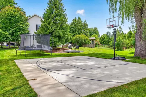 Exterior - 27 Lamplighter Ct, Appleton, WI 54914 photo 7 of 9