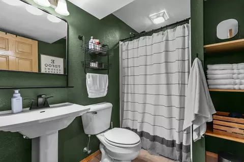 Bath - w5546 Mutzy Way, Appleton, WI 54915 photo 5 of 5