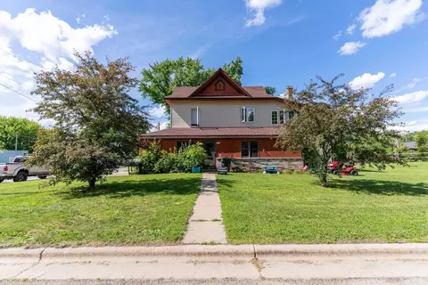 304 E 4th St, Manawa, WI 54949