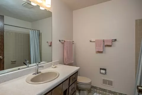 Bath - 931 E Sunset Ave, Appleton, WI 54911 photo 1 of 2