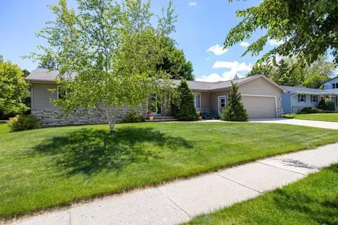 Exterior - 931 E Sunset Ave, Appleton, WI 54911 photo 4 of 8