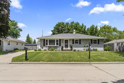 Exterior - 1118 E Park Hills Dr, Appleton, WI 54915 photo 2 of 5