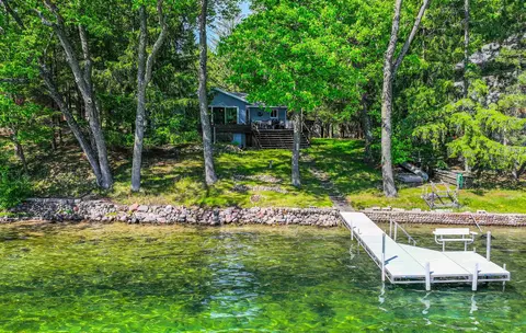 n6524 South Long Lake Road, Waupaca, WI 54981