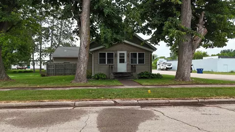 31 E 2nd St, Clintonville, WI 54929