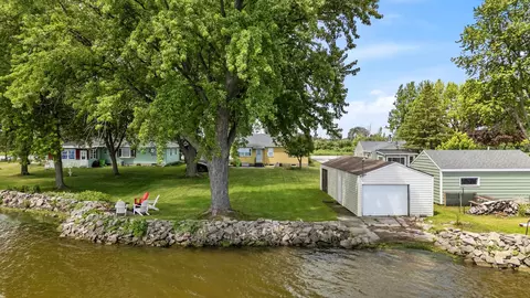 n9363 Lakeshore Drive, Van Dyne, WI 54979