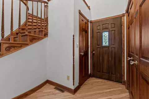 Entry Way - 17 Pamela Ct, Appleton, WI 54915 photo 1 of 6