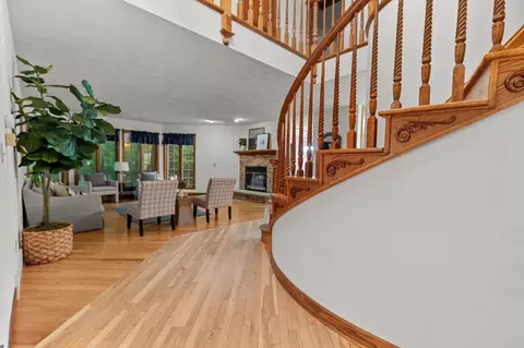 Entry Way - 17 Pamela Ct, Appleton, WI 54915 photo 4 of 6