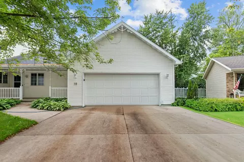 Exterior - 17 Pamela Ct, Appleton, WI 54915 photo 7 of 9
