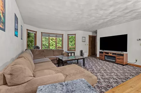 Living - 17 Pamela Ct, Appleton, WI 54915 photo 6 of 6