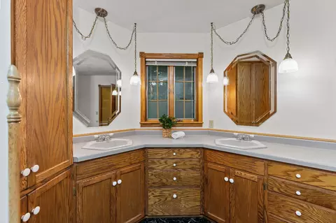 Bath - 17 Pamela Ct, Appleton, WI 54915 photo 4 of 5