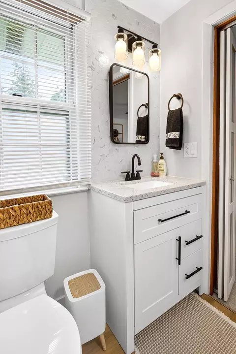 Bath - 700 E Lindbergh St, Appleton, WI 54911 photo 4 of 7