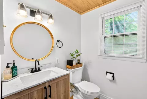 Bath - 700 E Lindbergh St, Appleton, WI 54911 photo 1 of 7